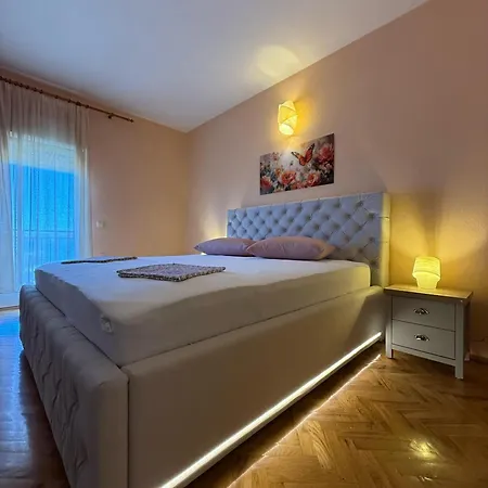 아파트 4-bedroom Lux With Amazing Scenery 트로기르